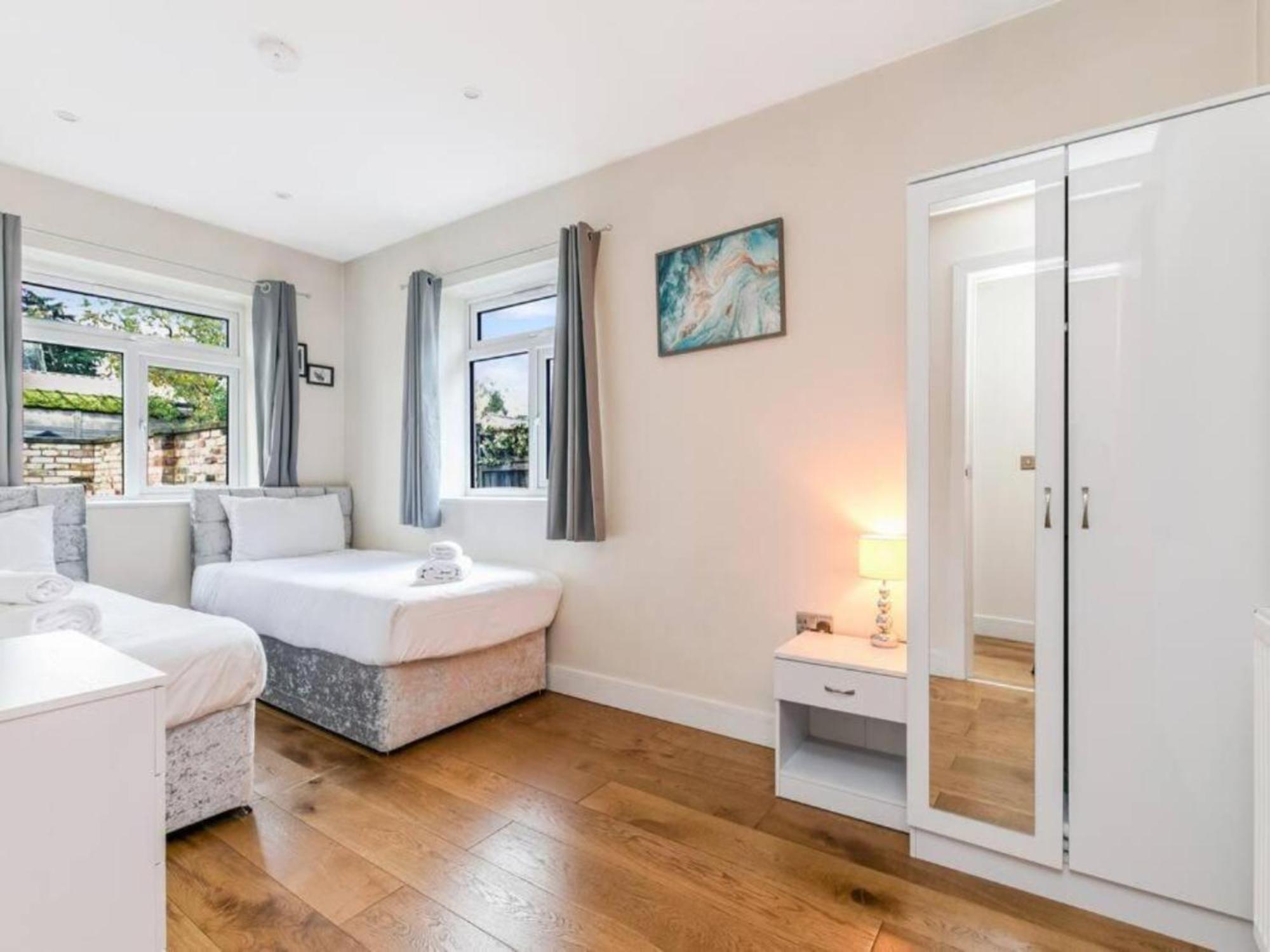 Pass The Keys Ealing Queen Of The Suburbs 2Bd Apartment ลอนดอน ภายนอก รูปภาพ