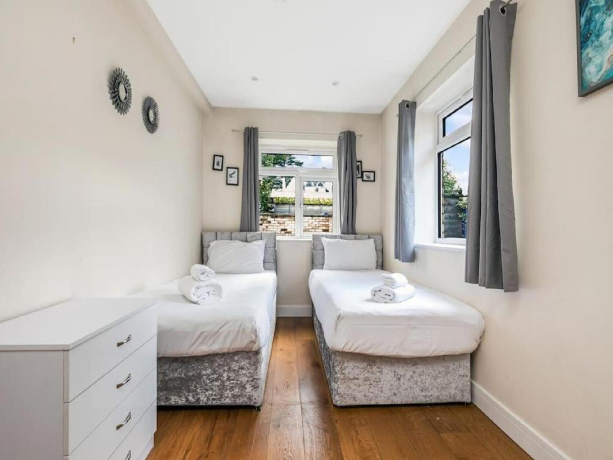 Pass The Keys Ealing Queen Of The Suburbs 2Bd Apartment ลอนดอน ภายนอก รูปภาพ